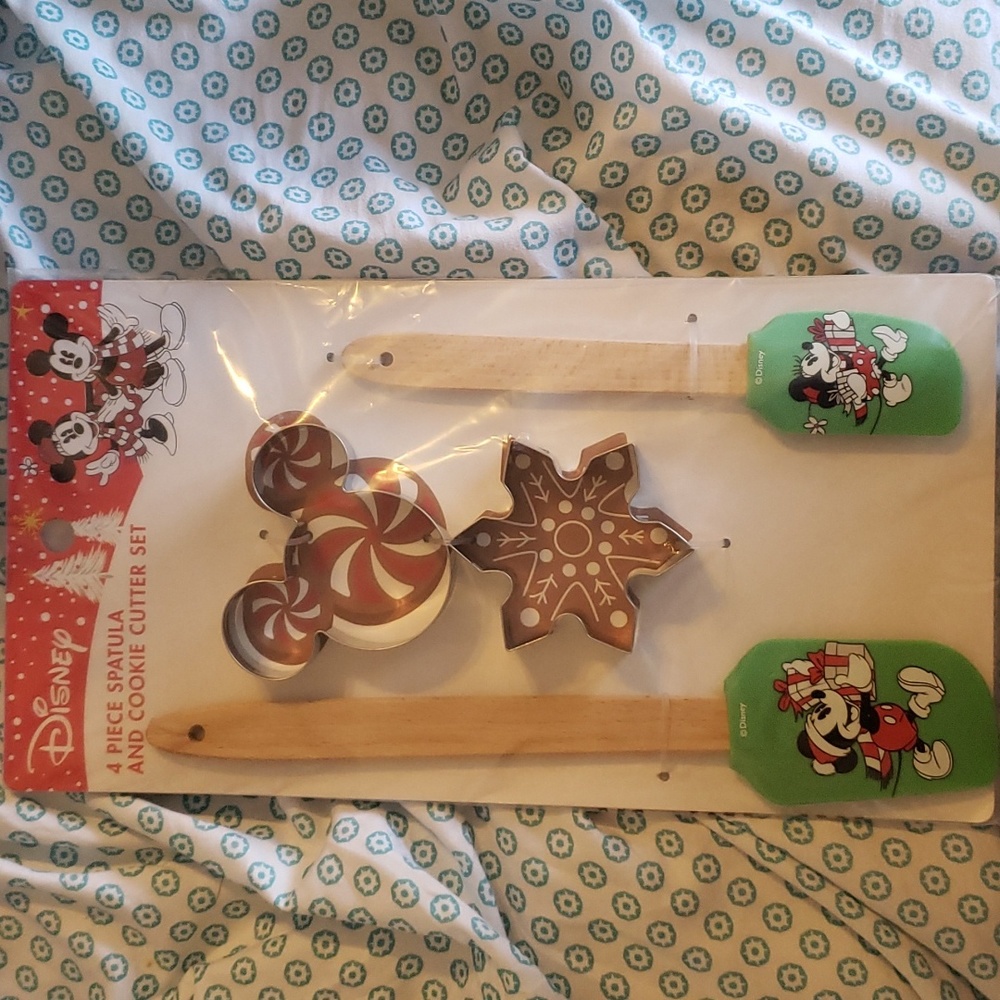 NIP Mickey and Minnie 4 Piece Spatula and Cookie Cutter Set